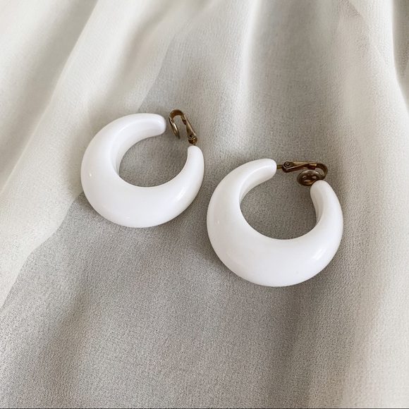 Vintage Trifari Chunky White Retro Hoop Earrings - Picture 1 of 7